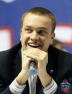 Андрей Ватутин отвечает на вопросы болельщиков (фото М. Сербин, cskabasket.com)
