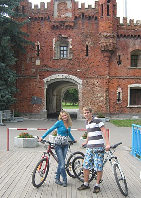 Традиционное фото на фоне Брестской крепости
