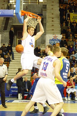 Данк Алексея Саврасенко (фото Cskabasket.com)