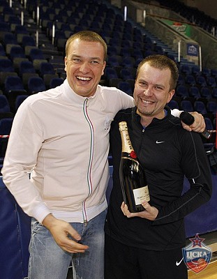 Андрей Ватутин и MVP турнира Сергей Рябец (фото М. Сербин, cskabasket.com)