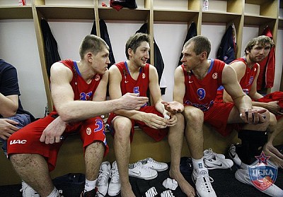 Виктор Хряпа, Никита Курбанов и Рамунас Шишкаускас (фото М. Сербин, cskabasket.com)