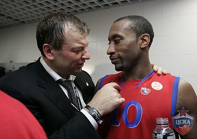 Сергей Кущенко и Джон Роберт Холден (фото М. Сербин, cskabasket.com)