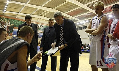 Андрей Мальцев проводит тайм-аут (фото М. Сербин, cskabasket.com)