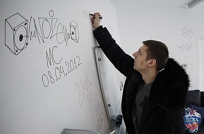 Дмитрий Коршаков оставляет автограф на стене офиса «В Контакте»(фото М. Сербин, cskabasket.com)