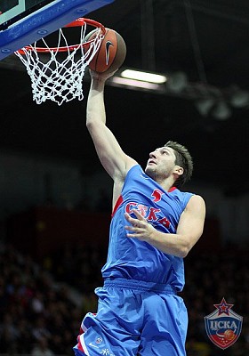 Nikita Kurbanov dunks the ball (photo M. Serbin, cskabasket.com)