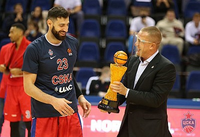 Торнике Шенгелия и Андрей Ватутин (фото: М. Сербин, cskabasket.com)