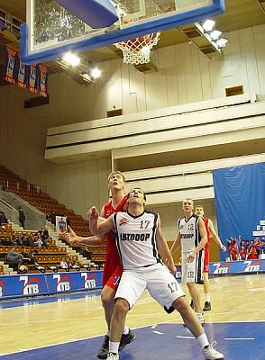 Андрею Шейко пришлось бороться с центровыми ЦСКА (фото cskabasket.com)