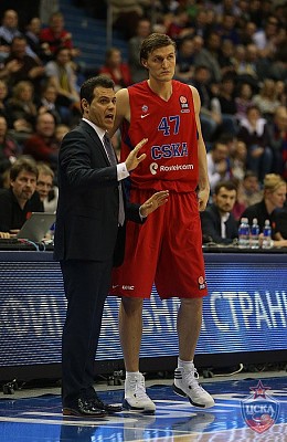 Димитрис Итудис и Андрей Кириленко (фото: М. Сербин, cskabasket.com)