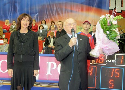 Александр Гомельский поздравляет Елену Клокову с днем рождения (фото М. Сербин)