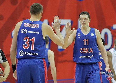 Victor Khryapa and Semen Antonov (photo: M. Serbin, cskabasket.com)