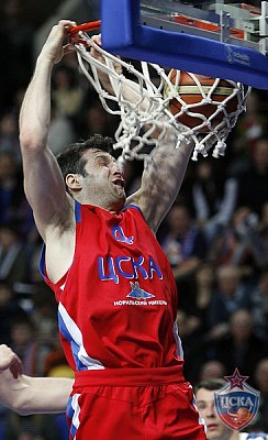 Теодорос Папалукас забивает сверху (фото М. Сербин, cskabasket.com)