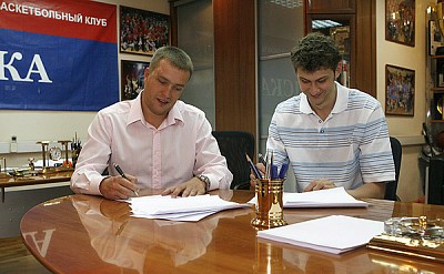 Андрей Ватутин и Артем Забелин подписывают контракт (фото cskabasket.com)