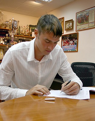 Владимир Дячок подписывает контракт (фото cskabasket.com)