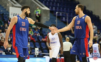 Торнике Шенгелия и Никола Милутинов (фото: М. Сербин, cskabasket.com)