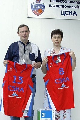 Nikolay и Maman с призами от ПБК ЦСКА (фото cskabasket.com)