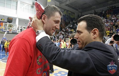 Виталий Фридзон и Димитрис Итудис (фото: М. Сербин, cskabasket.com)