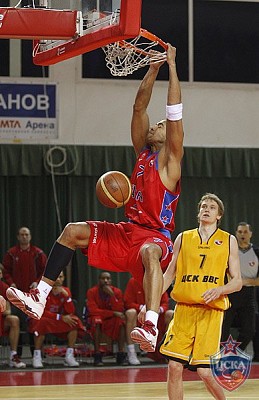 Виктор Кейру забивает сверху (фото М. Сербин, cskabasket.com)