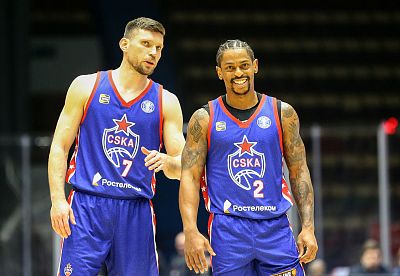 Иван Ухов и Каспер Уэйр (фото: М. Сербин, cskabasket.com)