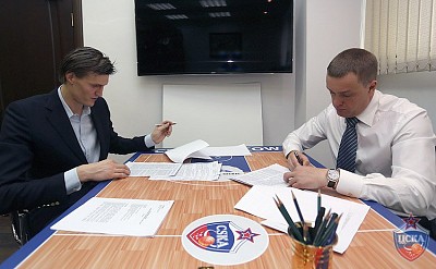 Подписание контракта (фото: М. Сербин, cskabasket.com)