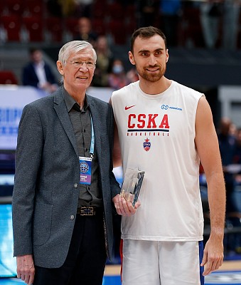 Алжан Жармухамедов и Никола Милутинов (фото: М. Сербин, cskabasket.com)
