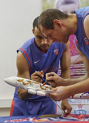 Траджан Лэнгдон и Рамунас Шишкаускас (фото М. Сербин, cskabasket.com)