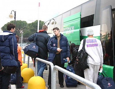 Посадка в автобус в аэропорту (фото cskabasket.com)