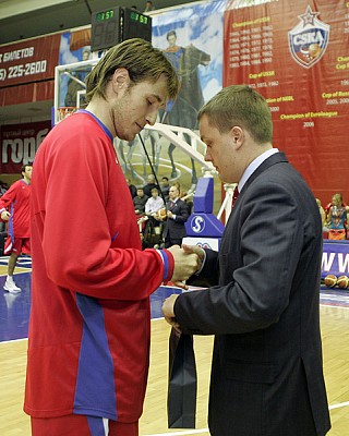 Андрей Ватутин поздравляет Матьяжа Смодиша с Днем Рождения  (фото М. Сербин)