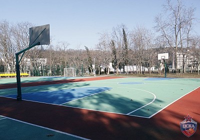 Одна из баскетбольных площадок в Орленке (фото М. Сербин, cskabasket.com)