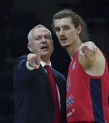 Эмил Райкович и Павел Захаров (фото: Т. Макеева, cskabasket.com)