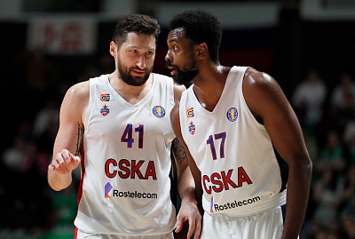 Никита Курбанов и Ливио Жан-Шарль (фото: М. Сербин, cskabasket.com)